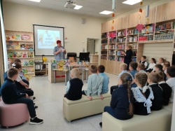 В Елыкаевской библиотеке стало доброй традицией ежегодно в сентябре принимать новых читателей в ряды любителей книги.