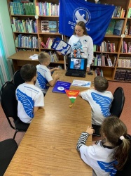 В День Воссоединения добровольцы из отряда «Волонтеры Победы КМО» провели несколько акций. В День Воссоединения добровольцы из отряда «Волонтеры Победы КМО» провели несколько акций.